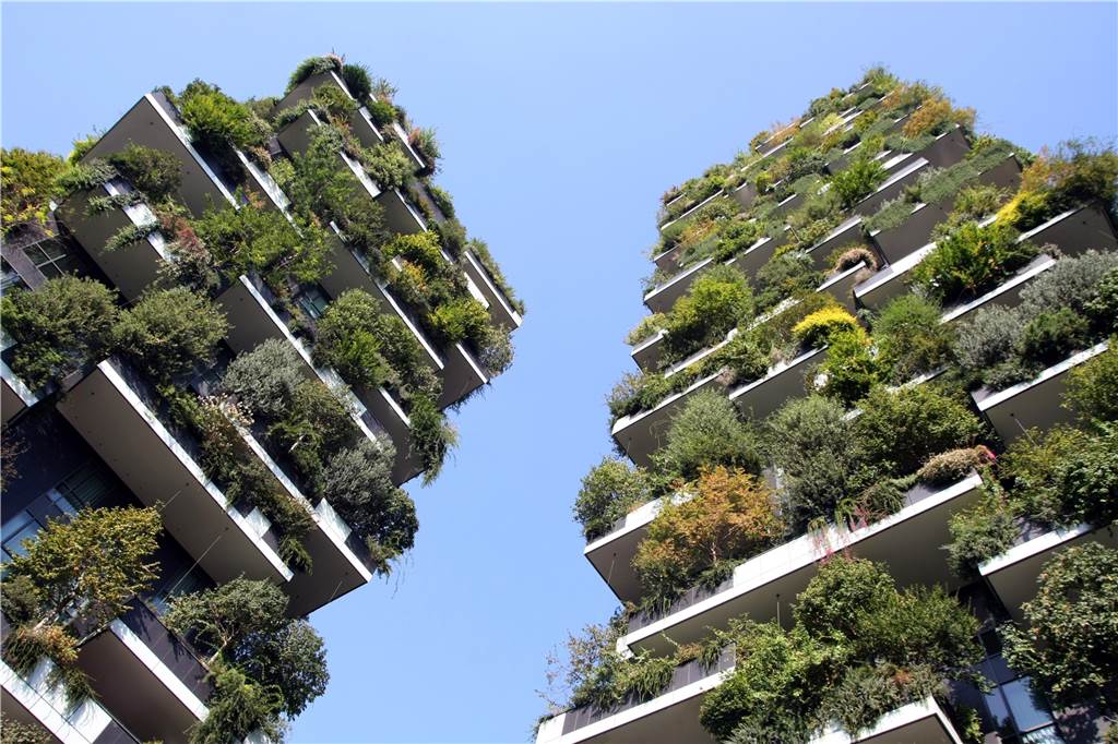 Wassernebel und weißer Asphalt: Was wir von heißen Metropolen lernen können Blick auf den "Bosco Verticale", zwei begrünte Hochhaustürme in Italien.
