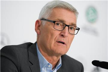 Begrüßt die Gelbe Karte für Trainer: DFB-Schiedsrichter-Boss Lutz Michael Fröhlich. Foto: Arne Dedert