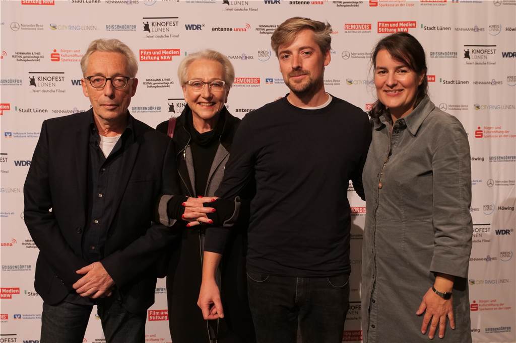 Lüdia-Sieger von 2018 - So wichtig war der Lüner Preis für seine Arbeit Begrüßten Produzent Georg Heinzen (l.) und Florian Heinzen-Ziob: Barbara Höpping (2.v.l.) vom Förderverein Theater Lünen und Kinofestleiterin Sonja Hofmann.
