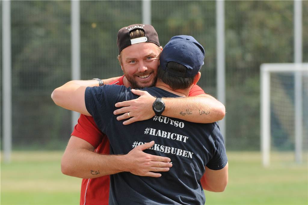 Der VfB Habinghorst zeigt der SG Castrop die Grenzen auf Begrüßten sich vor dem Spiel herzlich: Castrops Trainer Tino Westphal (rotes Hemd) und VfB-Trainer Marc Olschewski. Sie stiegen zusammen mit der SG Castrop in die Bezirksliga auf.