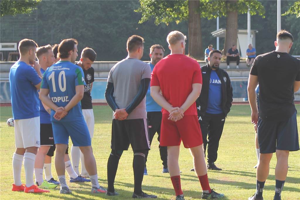 Für den VfL Kamen ist die Staffeleinteilung ein „Schlag in die Fresse“ Begrüßung auf dem Sportplatz: Emre Aktas und Sebastian Laub im Kreise ihrer Spieler vom VfL Kamen.
