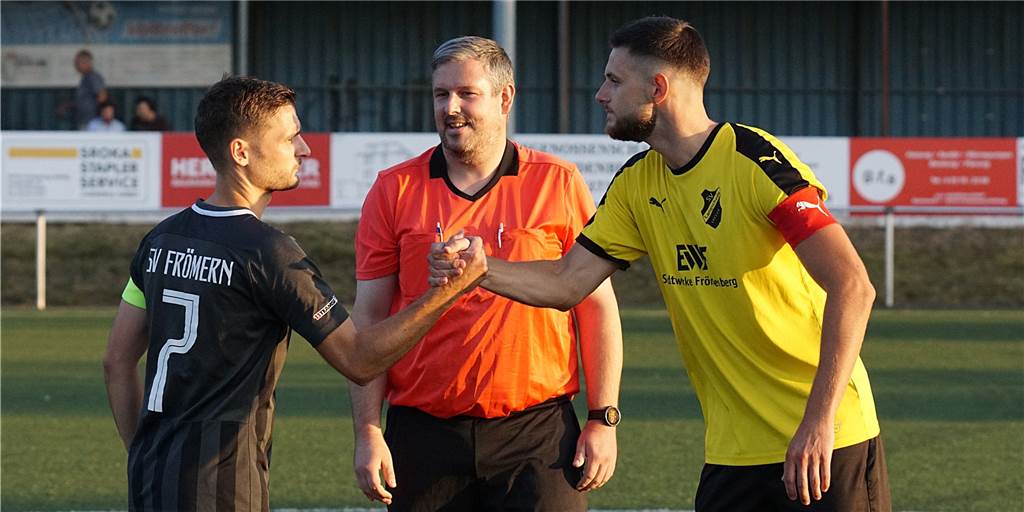 90 Minuten Kreispokal im Video: SV Frömern unterliegt dem SV Langschede 0:3 Begrüßung der beiden Kapitäne Marcel Roser (l.) und Nico Brewedell vom SV Langschede (r.), dahinter Schiedsrichter Sebastian Hauptmann.