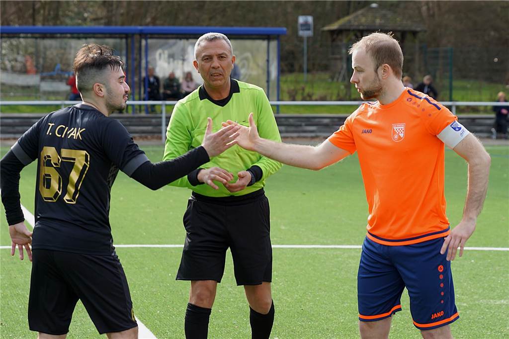 SuS Rünthe – VfK Weddinghofen Begrüßung der beiden Spielführer Dennis Franke (r.) und Tolga Civak, dahinter Schiri Rachid Kaichouh, der sich wieder einmal im Doppeleinsatz befand.