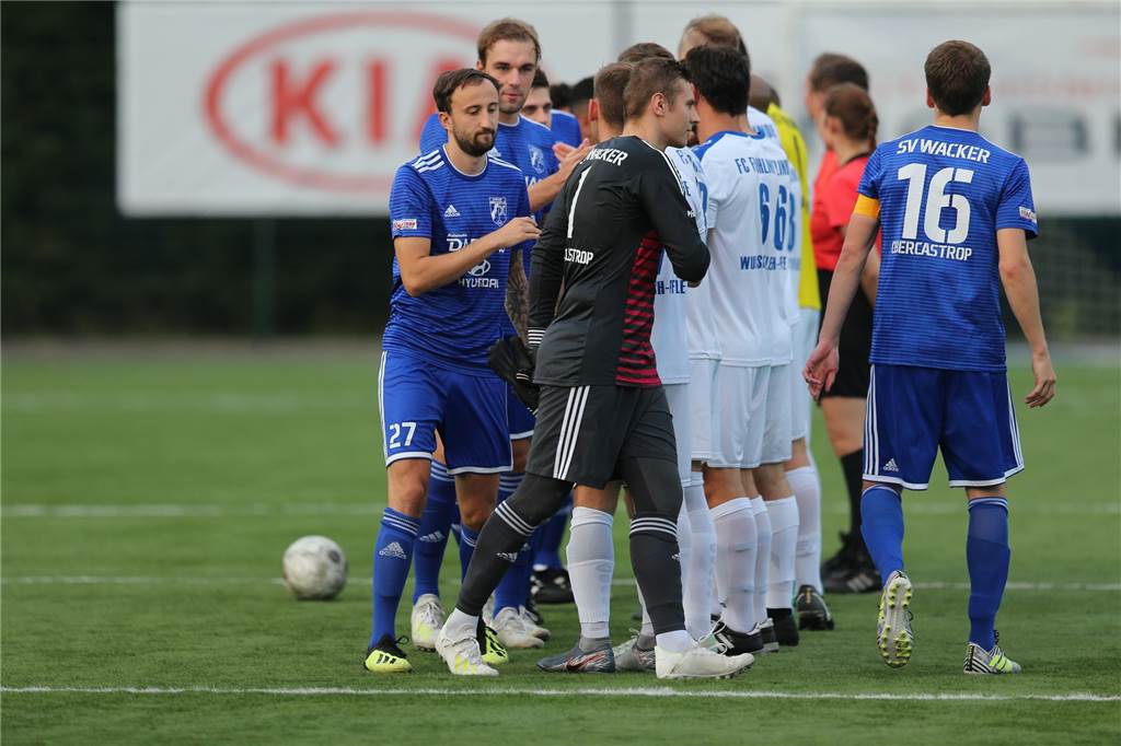 Begrüßung der Teams vor dem Spiel: der SV Wacker in Blau, Frohlinde in Weiß.
