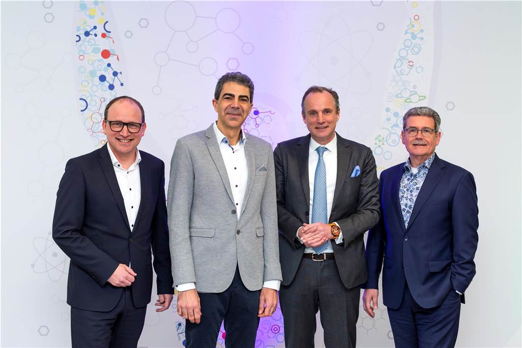 Neuer Chefarzt in Ahaus spielt „zentrale Rolle“ in Zukunftsplänen Gruppenbild mit Holger Winter, Prof. Dr. Iyad Kabar, Dr. Frank Bierbaum und Ludger Hellmann