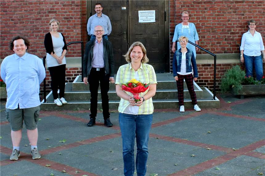 Neue Gemeindereferentin in Brackel mit viel Abstand begrüßt Begrüßung mit viel Abstand: Claudia Schmidt (Mitte, mit Blumenstrauß) ist nun auch ganz offiziell im Pastoralen Raum Dortmund-Ost der Katholischen Kirche angekommen.