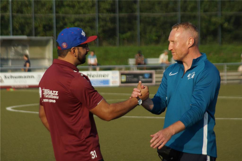 Begrüßung von Feiler (r.) mit Ex-BRB-Coach Flurim Ramaj.