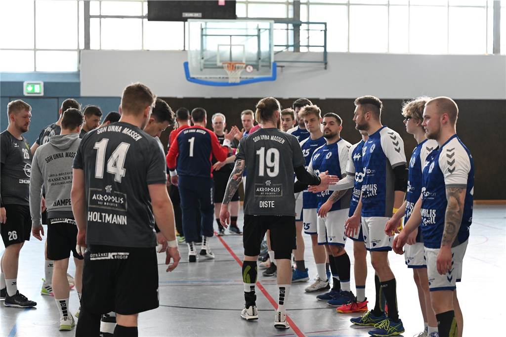 SGH Unna Massen kürt sich zum Bezirksliga-Meister: Aufstieg drei Spieltage vor Schluss perfekt Begrüßung vor dem Spiel.