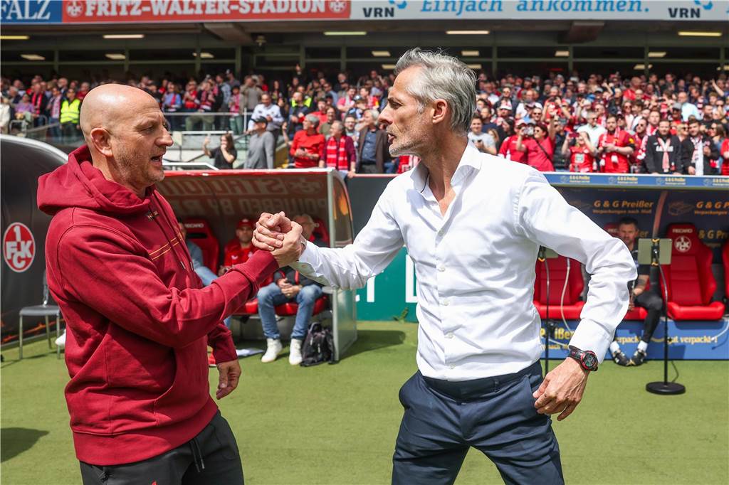 Schalke 04 zeigt wieder die altbekannten Schwächen 27.04.2025, Fussball, Saison 2024/2025, 2. Bundesliga, 31. Spieltag, 1. FC Kaiserslautern - FC Schalke 04, v. l. Torsten Lieberknecht (1. FC Kaiserslautern), Cheftrainer Kees van Wonderen (FC Schalke 04)