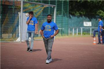 Begutachten den Ascheplatz in Gahmen: Die SGG-Neuzugänge Dawid Surmiak (l.) und Rasit Tekin.