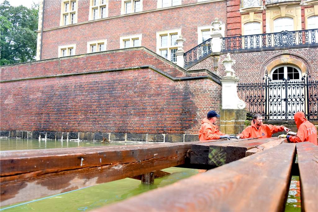 Weg für die Brücke ist frei: Denkmalschutz erlaubt neue Brücke über die Gräfte Behelfsbrücke im Regen: Für Veranstaltungen auf der Schlossinsel hat das THW Ahaus in den vergangenen Jahren – hier auf einem Archivbild von 2023 – eine hölzerne Behelfsbrücke aufgebaut. Sie diente als Fluchtweg, soll aber bald ausgedient haben.