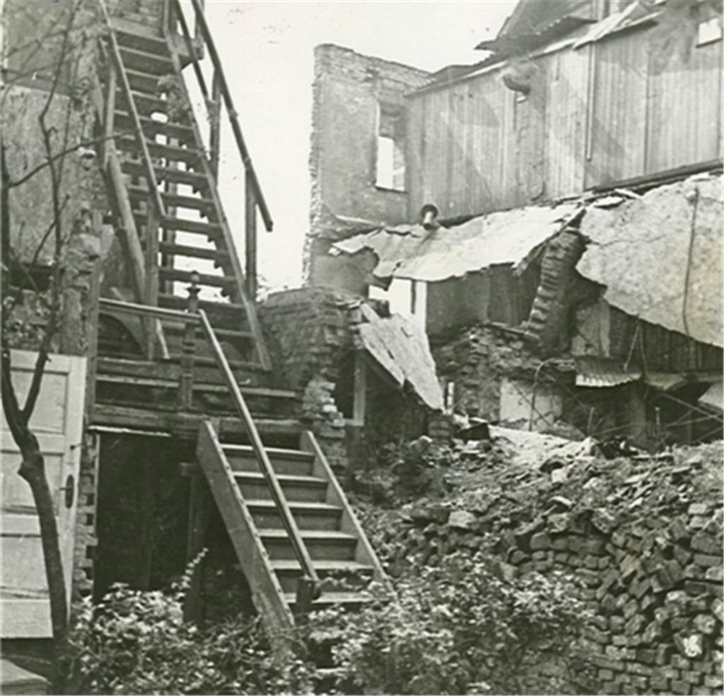Behelfsmäßig wurden - wie hier an der Kirchderner Straße - zerstörte Häuser wieder hergerichtet, um dort notdürftig zu leben.
