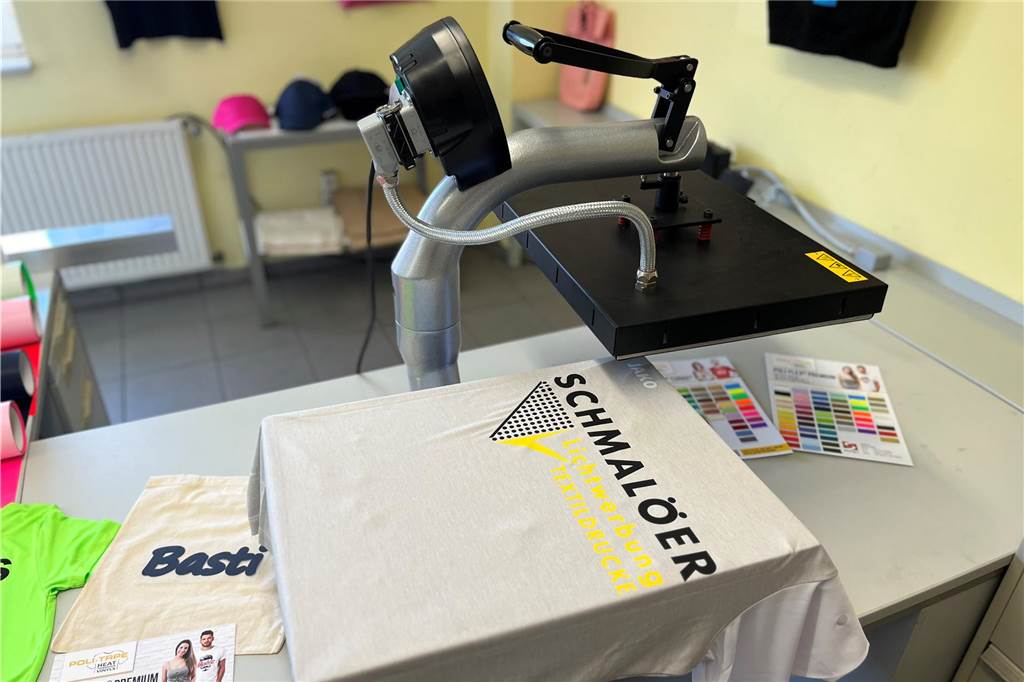 Familie Schmalöer bedruckt individuelle T-Shirts und Hoodies Eine Druckermaschine und ein Trikot.