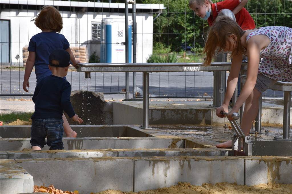 Mit Video: Kinder planschen begeistert am ersten Dorstener Wasserspielplatz Bei 20 Grad spielen die Kinder gemeinsam am Wasser.
