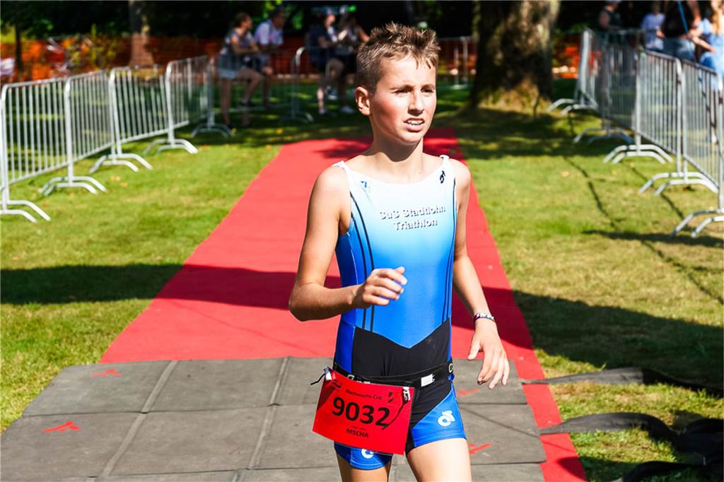 Bei 30 Grad hieß es für die Athleten beim Vreden Triathlon erst eine Runde schwimmen, dann aufs Rad und zum Schluss auf die sonnige Laufstrecke.