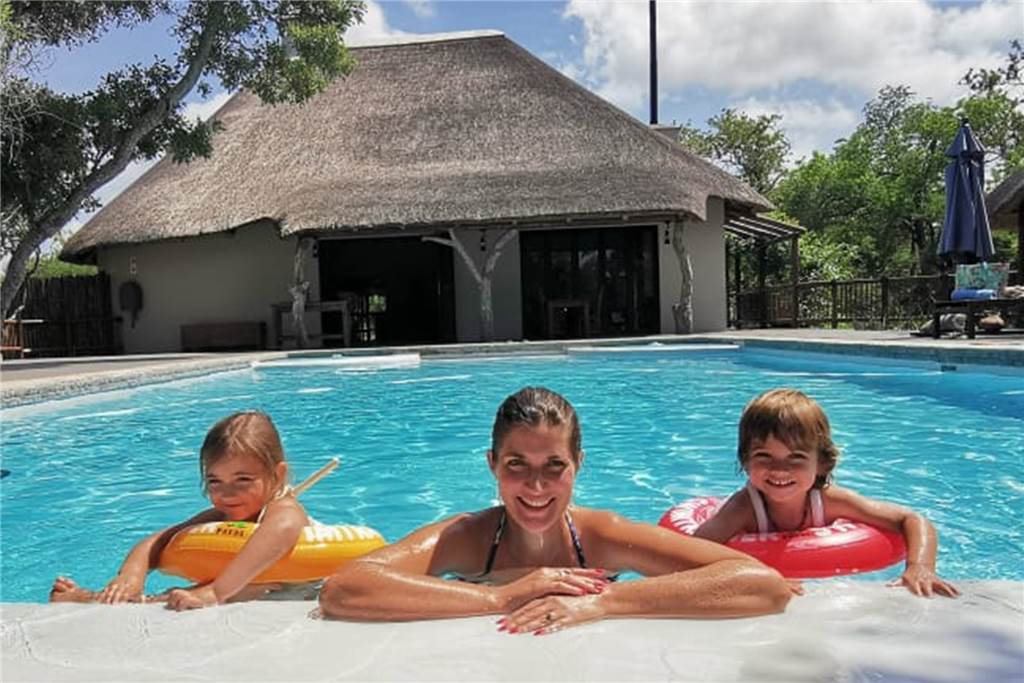 Von Schwerte nach Südafrika: Jenna Classen (37) erlebt täglich neue Abenteuer Bei 40 Grad hilft nur noch eine Abkühlung im Pool.