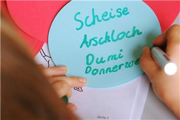 Bei älteren Kindern hilft es, eine Liste mit allen verbotenen Kraftausdrücken zu erstellen und aufzuhängen. Foto: Arne Dedert/dpa