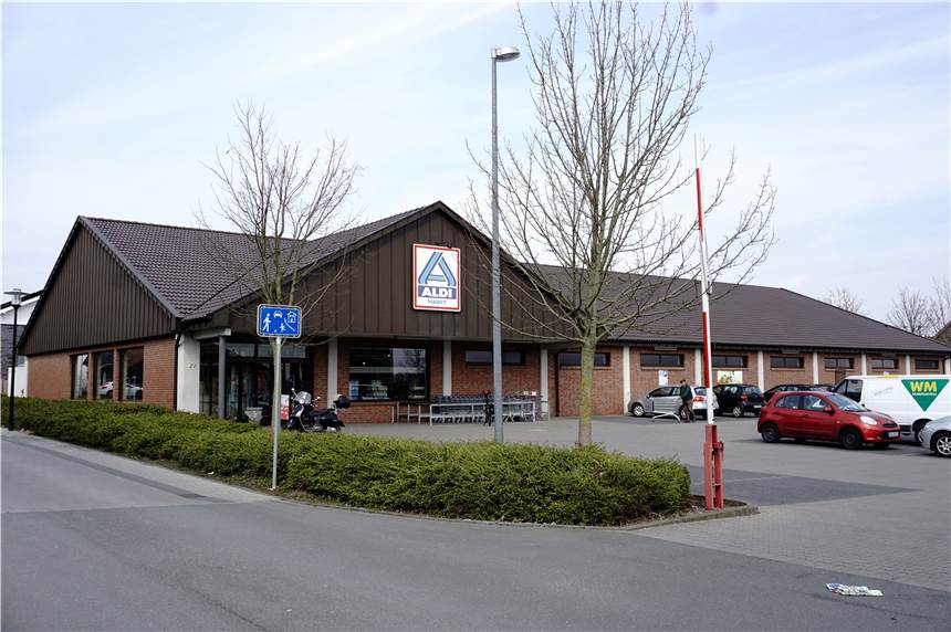Schutz vor Coronavirus: Aldi in Herbern ergreift Vorsichts-Maßnahmen Bei Aldi in Herbern werden Einkaufswagen wegen des Coronavirus desinfiziert. Mitarbeiter und Sicherheitspersonal kontrollieren den Mindestabstand der Kunden zueinander.