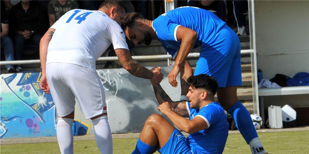 VfL Schwerte vor Spiel mit Alleinstellungsmerkmal - und hoher Besuch für VfB Westhofen Bei allem sportlichen Ehrgeiz ging es fair zu am vergangenen Sonntag beim Bezirksliga-Derby zwischen dem VfL Schwerte (weiße Trikots) und dem VfB Westhofen.