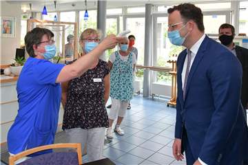 Bei allen Gästen im Vitus-Stift wird die Temperatur gemessen - ohne Ausnahme. Auch der Bundesgesundheitsminister wurde überprüft.