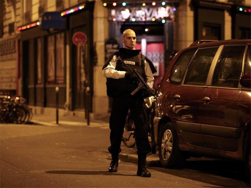 Frankreich steht unter Schock Bei Angriffen in Paris sind nach ersten Angaben mindestens 18 Menschen getötet worden. Foto: Yoan Valat