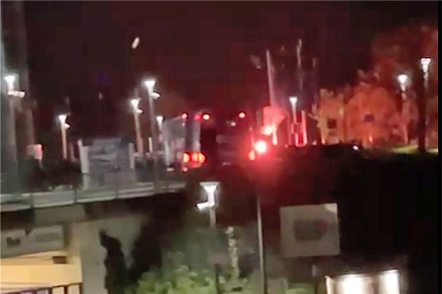 Eskalation bei Rückkehr der Mannschaft: Schalke 04 verurteilt Verhalten einiger Fans Bei Ankunft des Schalker Mannschaftsbusses brannten Anhänger Feuerwerk ab. Kurz darauf eskalierte die Situation.