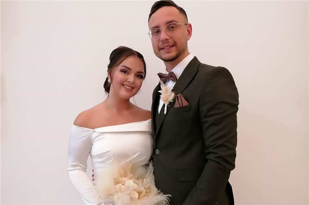 Hochzeiten in Recklinghausen: Drei Paare geben sich das Ja-Wort Zu sehen ist eine Braut in einem weißen Kleid und ein Bräutigam in einem dunkelgrünen Anzug.