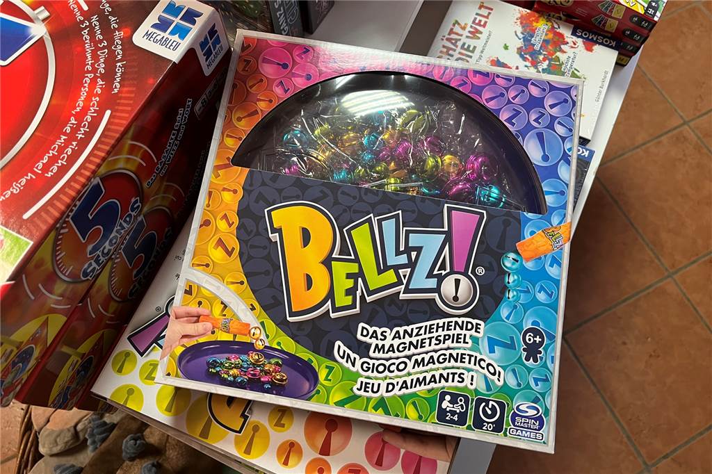 Spiele unterm Weihnachtsbaum: Geheimtipps, Klassiker und günstige Varianten Bei "Bellz" müssen die Mitspieler nach kleinen bunten Glöckchen angeln.