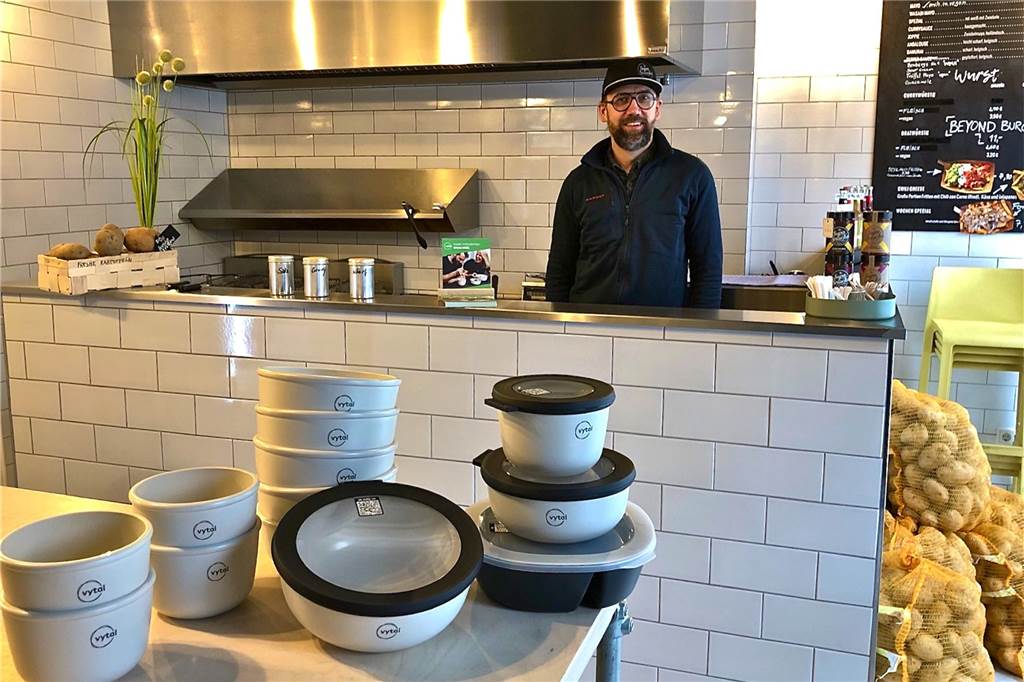 Müllberge durch To-Go-Trend: Dortmunds Gastronomen werden kreativ Bei "Benberg´s Fritten" (Saarlandstr. 111) sieht das System schon anders aus: hier sind es eigens gefertigte Schalen in verschiedenen Größen, die Inhaber Benjamin Pomberg täglich nutzt.