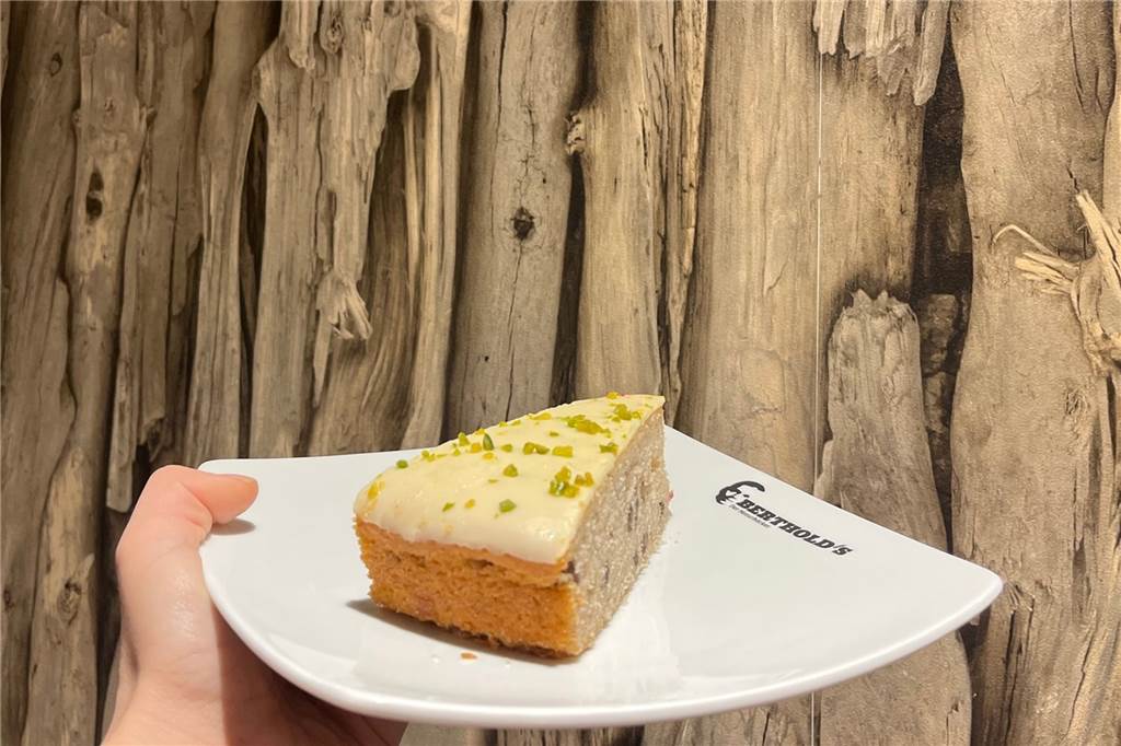 Vegan durch die Halterner Innenstadt: Die „Veganuary Challenge 2023“ Ein Stück Bananenkuchen auf einem Teller.