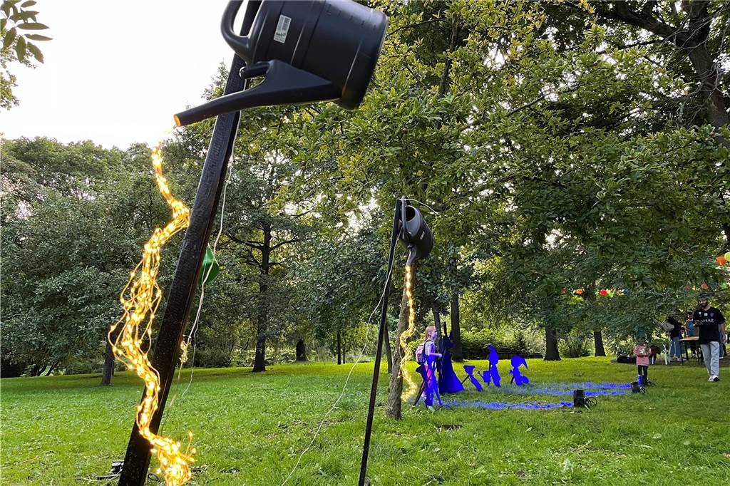 Bei bestem Spätsommer-Wetter genießen die Besucher des Lichterfests die letzten Sonnenstunden, bevor das eigentliche Spektakel beginnt: Ab Sonnenuntergang tauchen Tausende Lichter den Westfalenpark in ein magisches Licht.