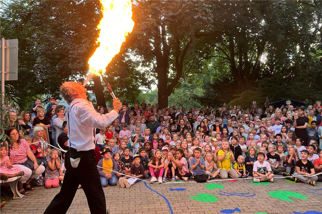 Bei bestem Spätsommer-Wetter genießen die Besucher des Lichterfests die letzten Sonnenstunden, bevor das eigentliche Spektakel beginnt: Ab Sonnenuntergang tauchen Tausende Lichter den Westfalenpark in ein magisches Licht.