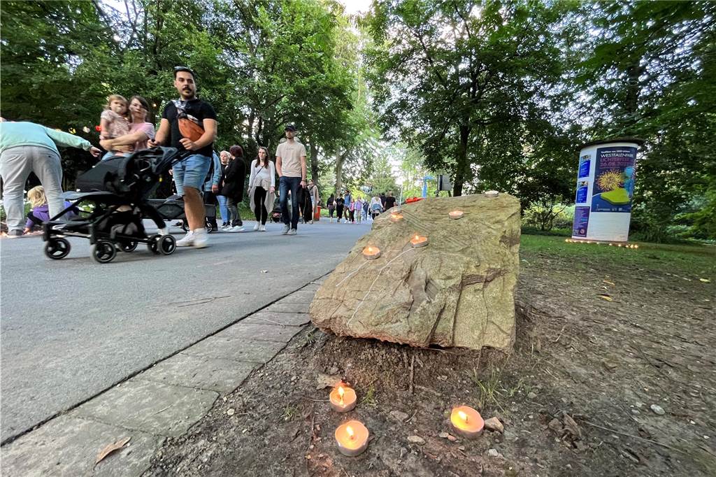 Bei bestem Spätsommer-Wetter genießen die Besucher des Lichterfests die letzten Sonnenstunden, bevor das eigentliche Spektakel beginnt: Ab Sonnenuntergang tauchen Tausende Lichter den Westfalenpark in ein magisches Licht.