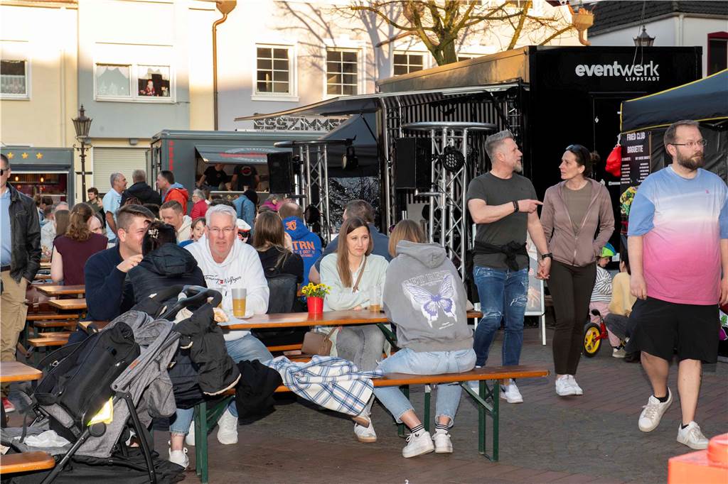 Bei bestem Wetter genossen die Gäste des Cheatday-Streetfood-Festivals in Haltern am Freitag (4.4.) das Angebot.