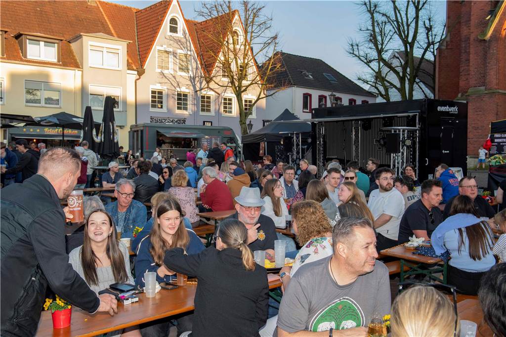 Bei bestem Wetter genossen die Gäste des Cheatday-Streetfood-Festivals in Haltern am Freitag (4.4.) das Angebot.