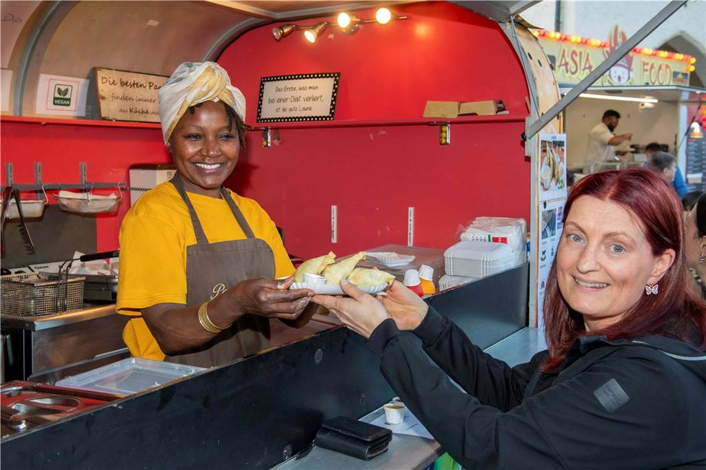 Bei bestem Wetter genossen die Gäste des Cheatday-Streetfood-Festivals in Haltern am Freitag (4.4.) das Angebot.