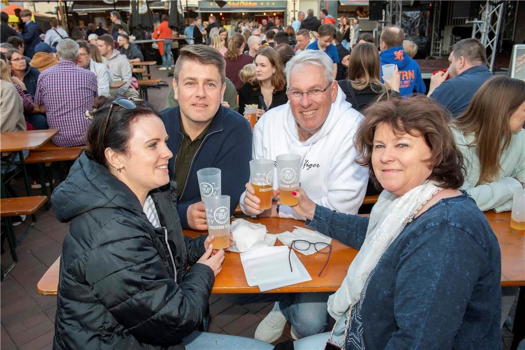 Bei bestem Wetter genossen die Gäste des Cheatday-Streetfood-Festivals in Haltern am Freitag (4.4.) das Angebot.