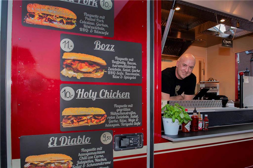 Bei bestem Wetter genossen die Gäste des Cheatday-Streetfood-Festivals in Haltern am Freitag (4.4.) das Angebot.