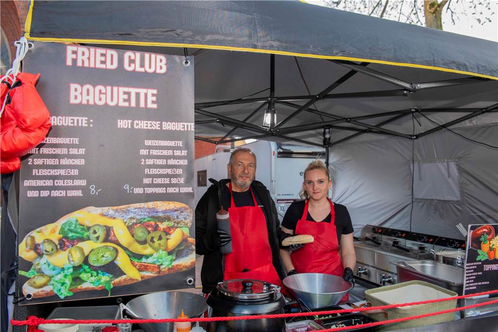 Bei bestem Wetter genossen die Gäste des Cheatday-Streetfood-Festivals in Haltern am Freitag (4.4.) das Angebot.