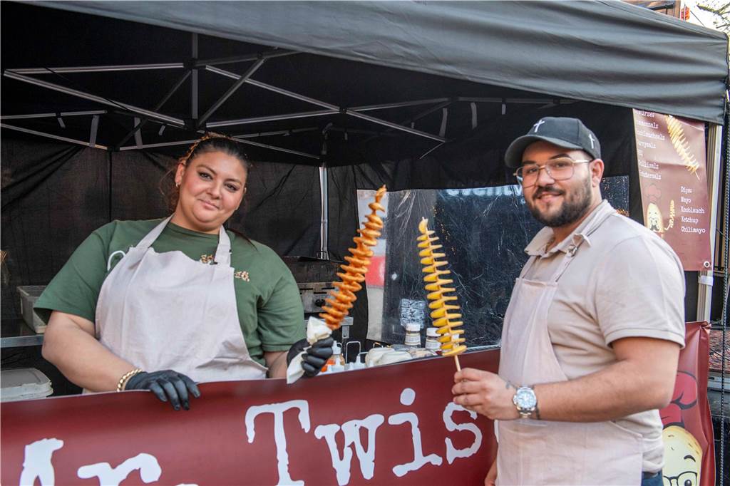 Bei bestem Wetter genossen die Gäste des Cheatday-Streetfood-Festivals in Haltern am Freitag (4.4.) das Angebot.