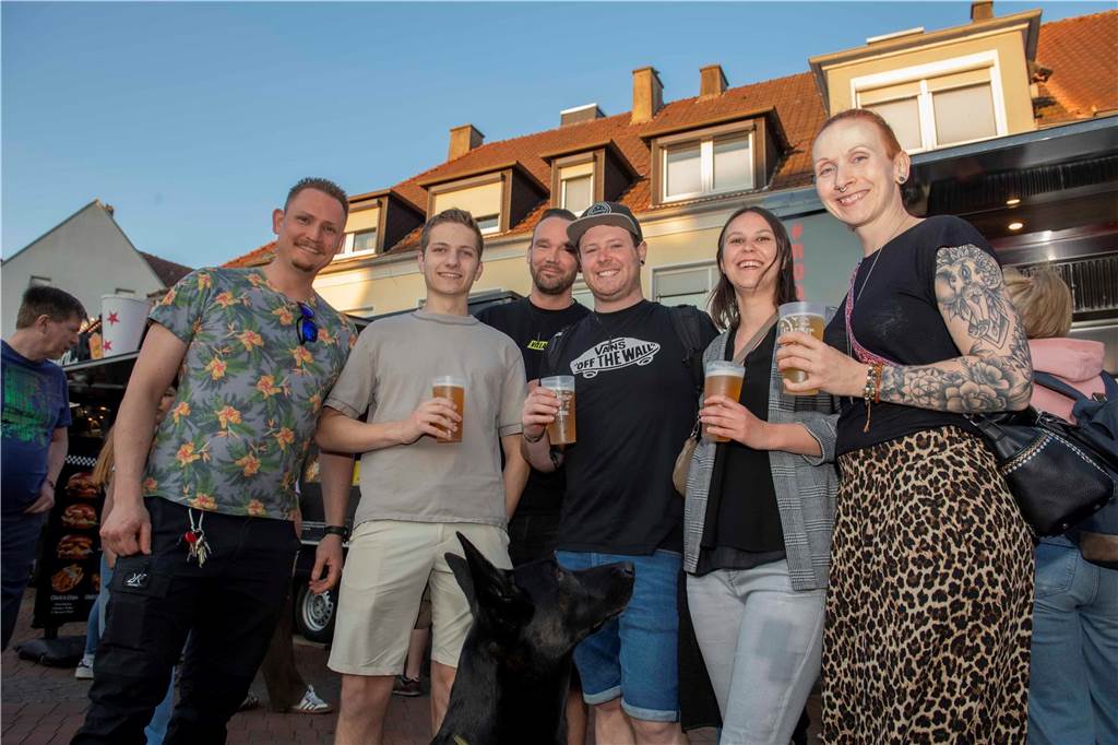 Bei bestem Wetter genossen die Gäste des Cheatday-Streetfood-Festivals in Haltern am Freitag (4.4.) das Angebot.