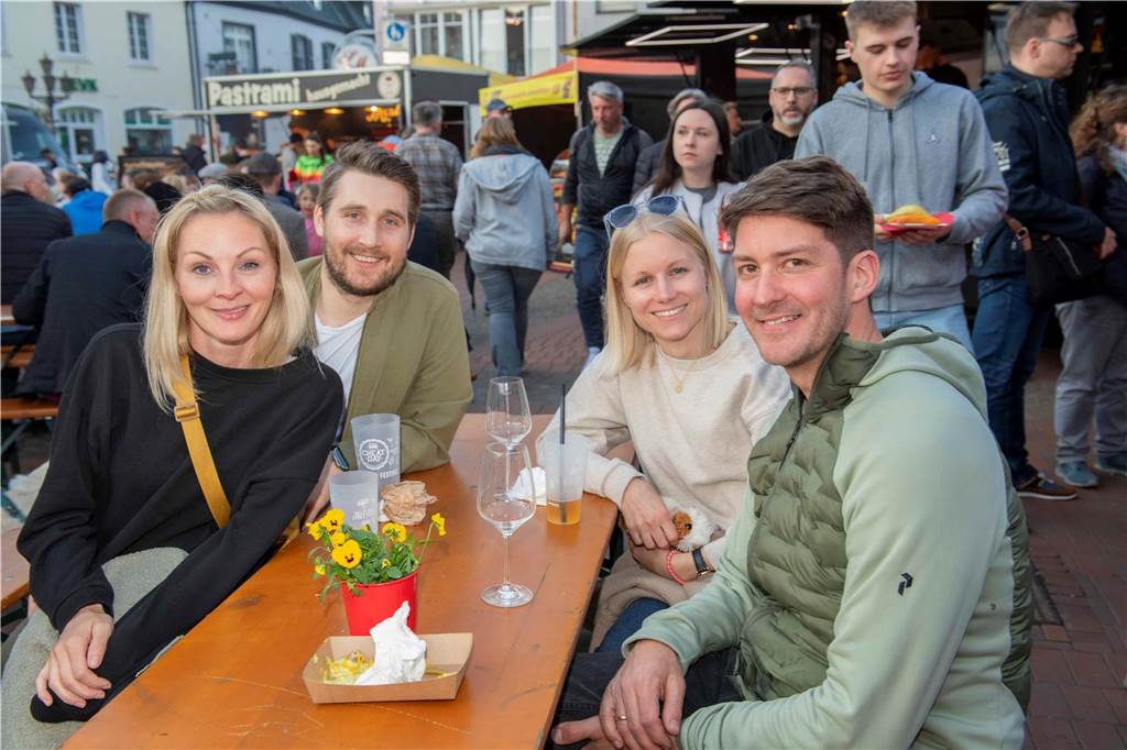 Bei bestem Wetter genossen die Gäste des Cheatday-Streetfood-Festivals in Haltern am Freitag (4.4.) das Angebot.