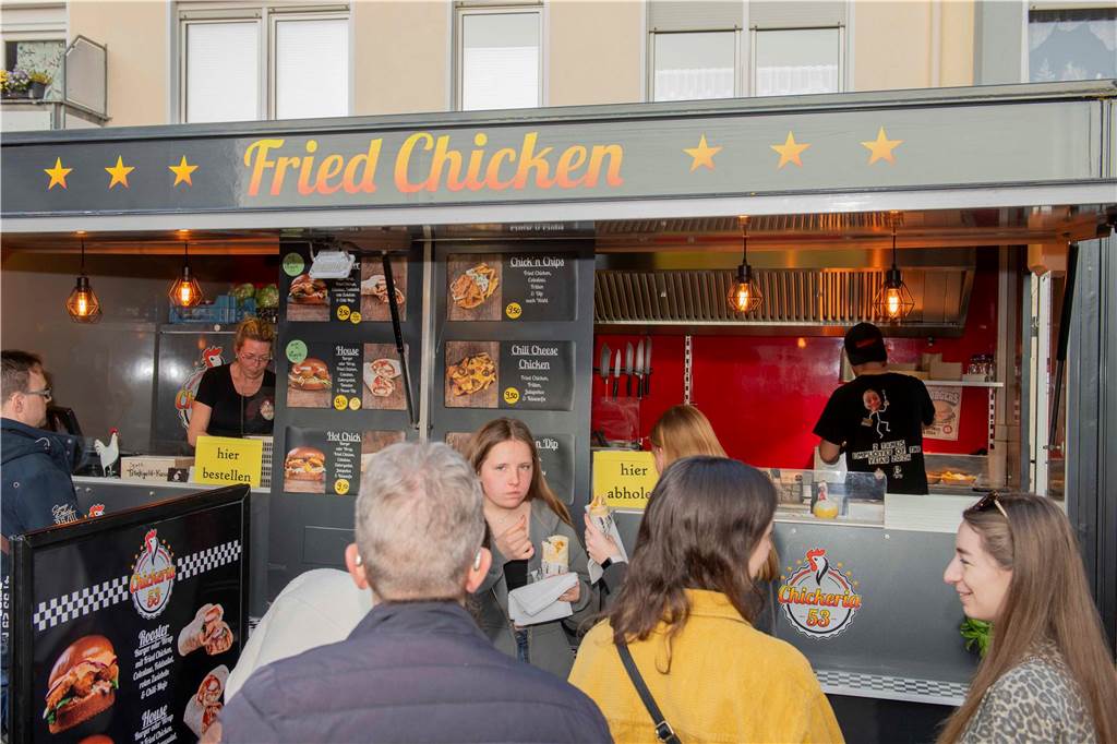 Bei bestem Wetter genossen die Gäste des Cheatday-Streetfood-Festivals in Haltern am Freitag (4.4.) das Angebot.