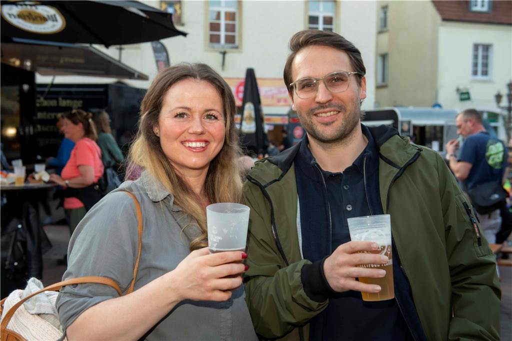 Bei bestem Wetter genossen die Gäste des Cheatday-Streetfood-Festivals in Haltern am Freitag (4.4.) das Angebot.