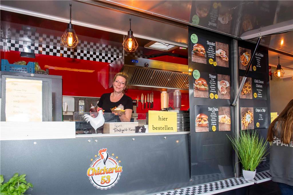 Bei bestem Wetter genossen die Gäste des Cheatday-Streetfood-Festivals in Haltern am Freitag (4.4.) das Angebot.