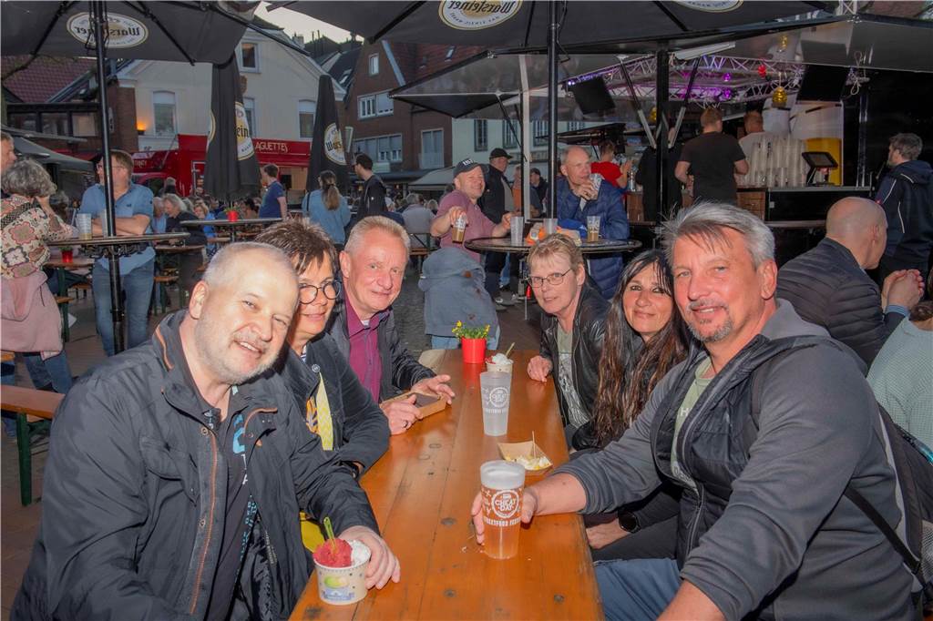 Bei bestem Wetter genossen die Gäste des Cheatday-Streetfood-Festivals in Haltern am Freitag (4.4.) das Angebot.