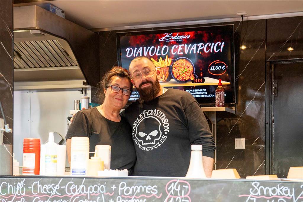 Bei bestem Wetter genossen die Gäste des Cheatday-Streetfood-Festivals in Haltern am Freitag (4.4.) das Angebot.