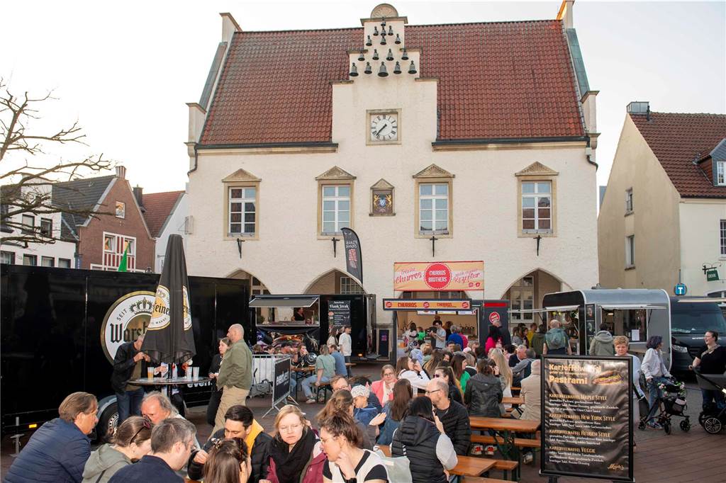 Bei bestem Wetter genossen die Gäste des Cheatday-Streetfood-Festivals in Haltern am Freitag (4.4.) das Angebot.
