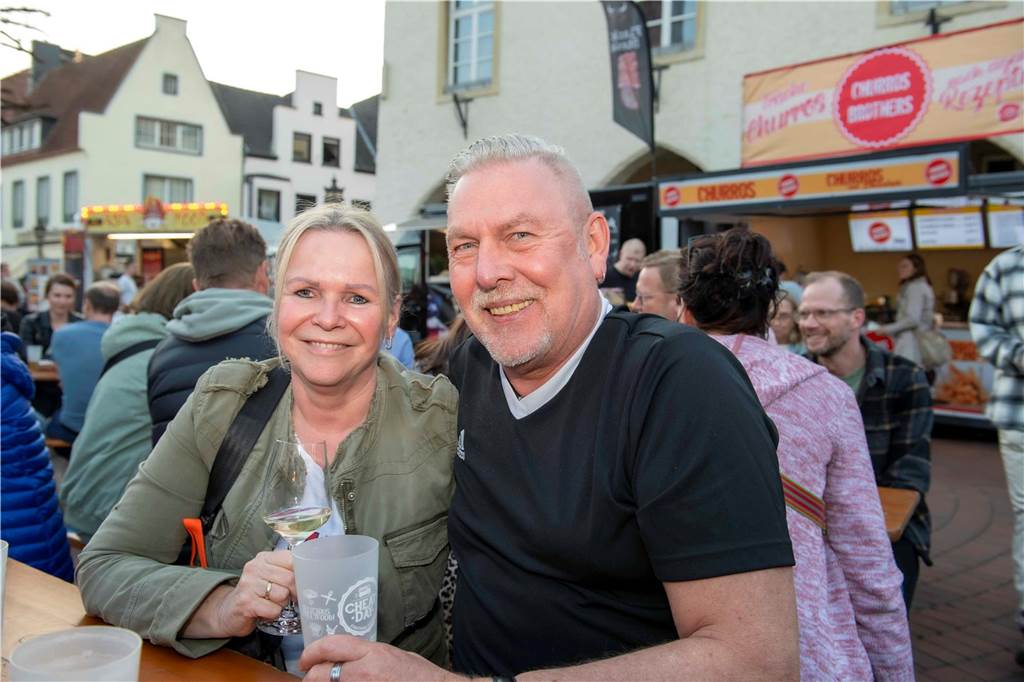 Bei bestem Wetter genossen die Gäste des Cheatday-Streetfood-Festivals in Haltern am Freitag (4.4.) das Angebot.