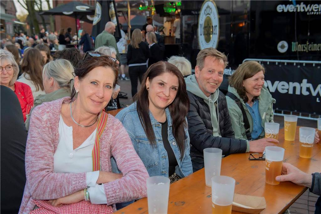 Bei bestem Wetter genossen die Gäste des Cheatday-Streetfood-Festivals in Haltern am Freitag (4.4.) das Angebot.